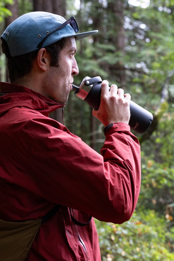 [스웰] 프리미엄 텀블러 익스플로러 700ml는 스테인리스스틸 소재로 제작된 프리미엄 텀블러입니다. 700ml 용량으로 넉넉한 음료를 담을 수 있으며, 휴대용 손잡이가 있어 편리합니다. 이중 구조로 제작되어 보온 및 보냉 기능을 제공하여 계절에 상관없이 음료를 적절한 온도로 즐길 수 있습니다. 색상은 블랙 단일 색상으로 심플하고 세련된 디자인을 자랑합니다.
