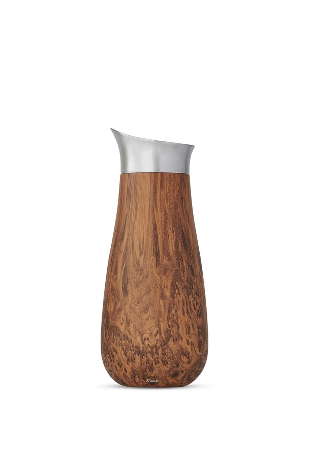 [스웰] 프리미엄 바웨어 카라페 1.5L는 와인, 과일 음료, 칵테일 등을 더욱 품격 있게 즐길 수 있도록 디자인되었습니다. 1.5L 용량으로 넉넉하게 담을 수 있으며, 티크우드, 칼라카타 골드, 블랙 마블의 세 가지 세련된 컬러 옵션으로 제공됩니다. 스테인리스 스틸 소재와 트리플 진공 단열 기술로 보온 및 보냉 기능을 갖추었으며, 누수 방지 및 결로 방지 기능으로 실용성을 높였습니다. 넓은 주구와 슬림 넥 디자인은 사용 편의성을 더하고, 인체공학적 그립감으로 안정적인 사용을 돕습니다. BPA/BPS 프리 식품 등급 소재를 사용하여 안심하고 사용할 수 있습니다.
