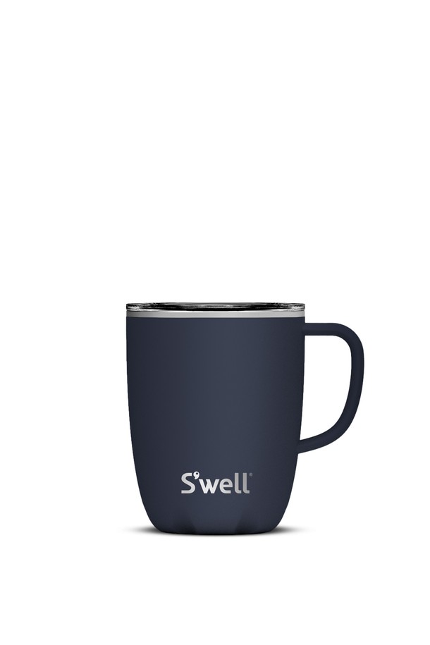 [스웰] 프리미엄 머그컵 350ml는 Teakwood, Pink Topaz, Moonstone, Azurite, Onyx, Pyrite 등 6가지 세련된 컬러로 제공됩니다. 3중 진공 단열 기술과 스테인리스 스틸 소재로 뛰어난 보온 및 보냉 기능을 제공하며, 결로 방지 및 미끄럼 방지 기능으로 안전성을 높였습니다. 식품 등급 소재를 사용하여 안심하고 사용할 수 있으며, BPA/BPS Free 제품으로 건강까지 생각했습니다. 곡선 디자인과 손잡이, 전용 뚜껑으로 편리함과 디자인을 모두 갖춘 머그컵입니다.
