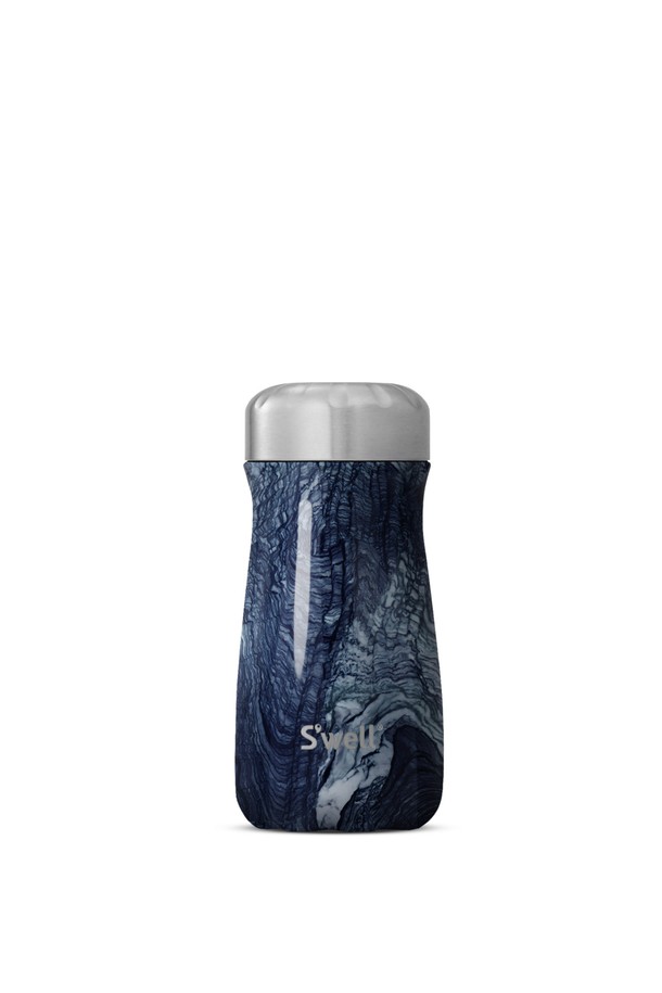 [스웰] 프리미엄 트래블러 350ml는 여행과 일상에서 유용한 텀블러입니다. 350ml 용량의 네이비 컬러 스테인리스 스틸 소재로 제작되었으며, 이중 구조로 보온 및 보냉 기능을 제공합니다. 패턴 무늬가 돋보이는 디자인으로, 휴대성이 뛰어나 어디든 간편하게 사용할 수 있습니다. 프리미엄 트래블러는 당신의 음료를 오랫동안 최적의 온도로 유지해 줄 것입니다.
