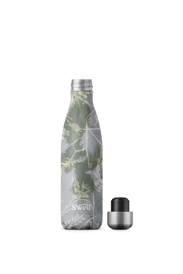 [스웰] 프리미엄 보틀 500ml는 플라워, 보타니컬 패턴의 디자인으로, 그린과 그레이 두 가지 색상으로 제공됩니다. 스테인리스스틸 소재로 제작되어 보온, 보냉 기능과 생활 방수가 가능하며, 500ml 용량으로 휴대하기 좋습니다. 진공 이중구조 설계로 뛰어난 보온/보냉 효과를 제공하며, 누수 방지 기능으로 내용물이 새는 것을 막아줍니다. 섬세한 프린트 디자인이 돋보이는 [스웰] 프리미엄 보틀은 일상생활에서 스타일리시하게 사용할 수 있는 아이템입니다.

