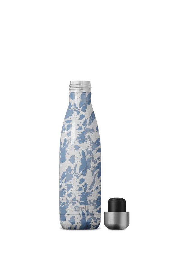 [스웰] 프리미엄 보틀 500ml는 화이트, 블루 색상의 플라워 패턴 디자인이 돋보이는 스테인리스스틸 소재의 텀블러/보틀입니다. 500ml 용량으로 제작되었으며, 이중 구조로 제작되어 보온 및 보냉 기능을 제공합니다. 휴대성이 뛰어나며, 누수 방지 기능으로 내용물이 새는 것을 방지합니다. 일상생활 속에서 시원함과 따뜻함을 오랫동안 유지하며 사용할 수 있는 실용적인 아이템입니다.
