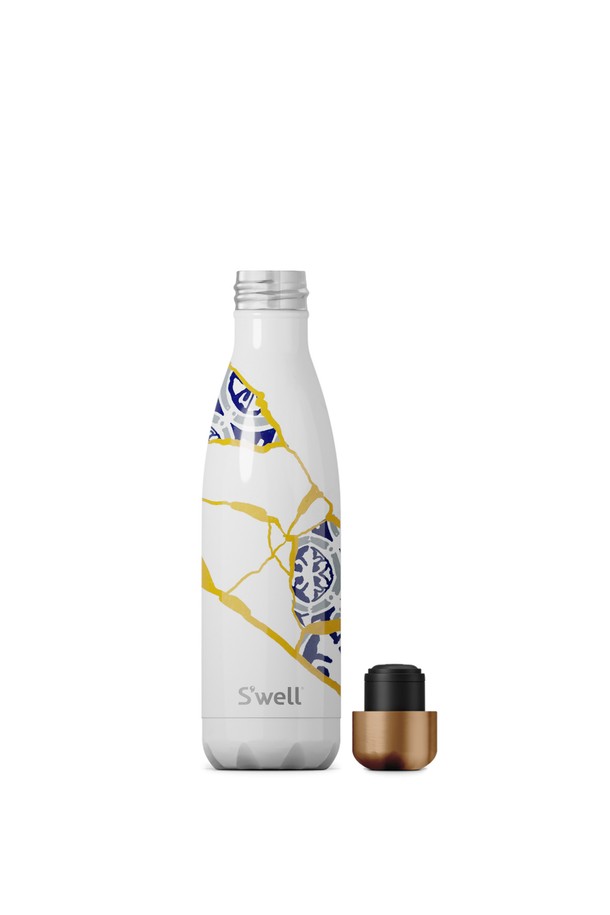 [스웰] 프리미엄 보틀 500ml는 일상생활과 여행에 적합한 텀블러입니다. 스테인리스스틸, 실리콘, PP 소재로 제작되었으며, White Marble, Calacatta Gold, Rose Marble, Blue Crush, Onyx 등 5가지 세련된 컬러를 제공합니다. 트리플 진공 단열 기술로 최대 24-48시간 보냉, 12-24시간 보온이 가능하며, 결로를 방지합니다. BPA/BPS free 및 누수 방지 기능으로 안전하게 사용할 수 있으며, 슬림한 디자인과 인체공학적 그립감으로 휴대성이 뛰어납니다. 스포츠 캡, 커뮤터 리드, 플립 캡 등 다양한 액세서리를 추가하여 사용성을 높일 수 있습니다.
