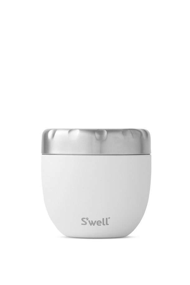 세련된 디자인과 뛰어난 기능성을 갖춘 [스웰] 프리미엄 잇츠 투인원 도시락 636ml입니다. 식사와 보관을 위한 이상적인 선택으로, 스테인리스 스틸과 트라이탄 소재를 사용하여 안전하고 내구성이 뛰어납니다. 10가지 다채로운 컬러(Teakwood, Calacatta Gold, Pyrite, Pink Topaz, Geode Rose, Rose Agate, Moon Stone, Azurite, Azurite Marble, Onyx)로 제공되어 취향에 맞게 선택할 수 있습니다. 3중 진공 단열, 11시간 보냉 및 7시간 보온 기능을 갖춰 음식의 신선함을 오래 유지하며, 2-in-1 분리형 디자인으로 편리함을 더했습니다. BPA Free, BPS Free, 식기세척기, 전자레인지(내부 용기), 냉장고 및 냉동실 사용이 가능하여 실용적입니다.
