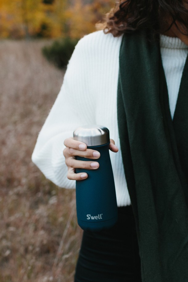 [스웰] 프리미엄 트래블러 470ml는 12시간 보온, 24시간 보냉이 가능한 프리미엄 텀블러입니다. 스테인리스 스틸과 실리콘 소재로 제작되었으며, 넉넉한 470ml 용량으로 넉넉하게 음료를 즐길 수 있습니다. 결로 방지 기능과 BPA/BPS-free로 안심하고 사용할 수 있으며, 슬림하고 곡선형 디자인에 다양한 17가지 컬러(Teakwood, Calacatta Gold, Porcelain Lacquer, Rose Agate, Geode Rose, Pink Topaz, Moon Stone, Pastel Candy, Liquid Jade, Azurite Marble, Blue Granite, Blue Crush, Onyx, Charcoal Bloom, Blue Foliage, Neon Yellow, Azurite) 옵션을 제공합니다. 트리플 진공 단열 기술, 넓은 입구, 인체공학적 그립감, 슬라이드 오픈 뚜껑, 컵홀더 호환 등 편리한 사용성을 갖췄습니다.
