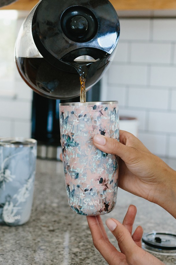 [스웰] 텀블러 530ml는 음료 보관을 위한 스테인리스 스틸 소재의 텀블러입니다. Teakwood, Calacatta Gold, Moonstone, Pink Topaz, Lavender Swirl, Pastel Candy, Geode Rose, Rose Agate, Azurite Marble, Azurite, Onyx, Forest Bloom 등 다양한 색상으로 제공됩니다. 트리플 진공 단열 구조로 보온 및 보냉 기능이 뛰어나며, 방수 및 결로 방지 기능으로 더욱 실용적입니다. 넓은 입구와 슬라이드 오픈 뚜껑으로 편리하게 사용할 수 있으며, BPA & BPS free, 식품 등급 소재로 안전하게 음료를 즐길 수 있습니다. 530ml 용량으로, 무지 또는 대리석 패턴 디자인을 선택할 수 있습니다.
