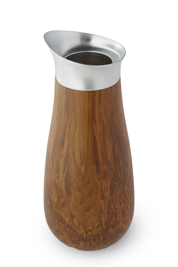 [스웰] 프리미엄 바웨어 카라페 1.5L는 와인, 과일 음료, 칵테일 등을 더욱 품격 있게 즐길 수 있도록 디자인되었습니다. 1.5L 용량으로 넉넉하게 담을 수 있으며, 티크우드, 칼라카타 골드, 블랙 마블의 세 가지 세련된 컬러 옵션으로 제공됩니다. 스테인리스 스틸 소재와 트리플 진공 단열 기술로 보온 및 보냉 기능을 갖추었으며, 누수 방지 및 결로 방지 기능으로 실용성을 높였습니다. 넓은 주구와 슬림 넥 디자인은 사용 편의성을 더하고, 인체공학적 그립감으로 안정적인 사용을 돕습니다. BPA/BPS 프리 식품 등급 소재를 사용하여 안심하고 사용할 수 있습니다.
