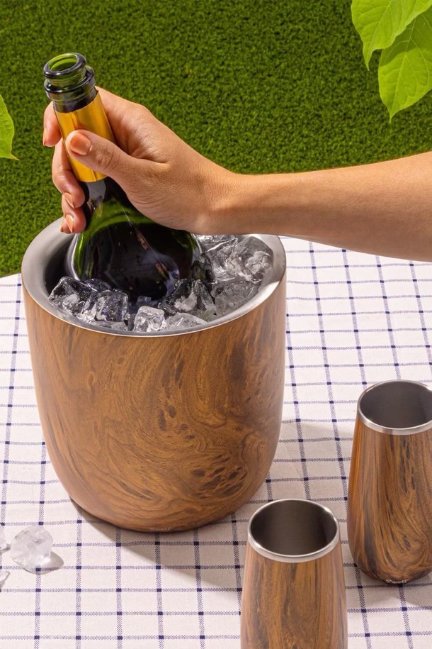 [스웰] 프리미엄 와인 바웨어 아이스버킷 2L 티크우드는 와인, 샴페인, 칵테일 등을 시원하게 즐길 수 있도록 돕는 아이스버킷입니다. 3중 진공 단열 구조로 뛰어난 보냉 기능을 제공하며, 2L 용량으로 넉넉하게 사용할 수 있습니다. 쿨링스틱, 뚜껑, 아이스통으로 구성되어 있으며, 넓은 입구와 미끄럼 방지 디자인으로 편리함을 더했습니다. 티크우드, 칼라카타 골드, 블랙 마블 3가지 색상으로 제공되며, 스테인리스스틸 소재로 제작되어 견고하고 고급스러운 외관을 자랑합니다. BPA/BPS Free 제품으로 안심하고 사용할 수 있습니다.
