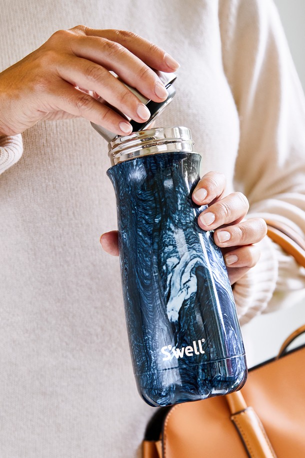 [스웰] 프리미엄 트래블러 470ml 텀블러는 여행, 일상, 아웃도어 활동에 적합한 제품입니다. 네이비와 블루 두 가지 색상으로 출시되었으며, 고급스러운 대리석 무늬가 돋보입니다. 470ml 용량의 스테인리스 스틸 소재로 제작되어 보온 및 보냉 기능을 제공하며, 이중 구조와 진공 단열 기술로 프리미엄 보온/보냉 효과를 누릴 수 있습니다. 뛰어난 휴대성을 자랑하여 언제 어디서든 편리하게 사용할 수 있습니다.
