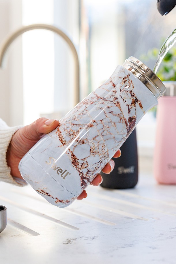 [스웰] 프리미엄 트래블러 470ml는 스테인리스 스틸, PP, 실리콘 소재로 제작된 텀블러/보온병입니다. 최대 12시간 보온, 24시간 보냉 기능을 제공하며, 470ml 용량으로 다양한 음료를 담을 수 있습니다. 트리플 진공 단열 구조로 뛰어난 보온/보냉 효과를 자랑하며, 슬라이드 오픈 뚜껑과 방수 씰로 편리하게 사용할 수 있습니다. 인체공학적 그립 디자인과 BPA & BPS free로 안심하고 사용할 수 있으며, 슬림형 디자인은 차량 컵홀더와 호환됩니다. Teakwood, Calacatta Gold, Porcelain Lacquer 등 17가지 다채로운 색상으로 출시되어 취향에 맞게 선택 가능합니다.
