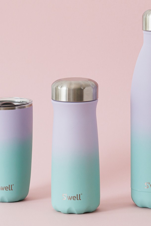 [스웰] 프리미엄 트래블러 470ml는 일상과 여행에 적합한 텀블러입니다. 민트와 퍼플 색상의 그라데이션 디자인과 이중구조로 제작되어 보온 및 보냉 기능을 제공하며, 생활 방수가 가능합니다. 470ml 용량으로 휴대성이 뛰어나 언제 어디서든 편리하게 사용할 수 있습니다. 스테인리스스틸 소재로 제작되어 내구성이 뛰어나며, [스웰]만의 감각적인 디자인을 경험할 수 있습니다.
