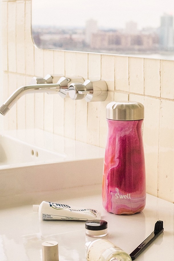 [스웰] 프리미엄 트래블러 470ml는 스타일리시한 음료 보관을 위한 텀블러/물병입니다. 470ml 용량으로, 스테인리스스틸 소재의 이중벽 구조를 통해 뛰어난 보온 및 보냉 기능을 제공합니다. 핑크와 오렌지 색상에 마블 무늬가 더해져 세련된 디자인을 자랑하며, 내부 축 돌출 설계를 통해 실용성을 높였습니다. 음료 보관 및 온도 유지를 위한 최적의 선택이며, 제조 공정상 이음새가 있을 수 있습니다.
