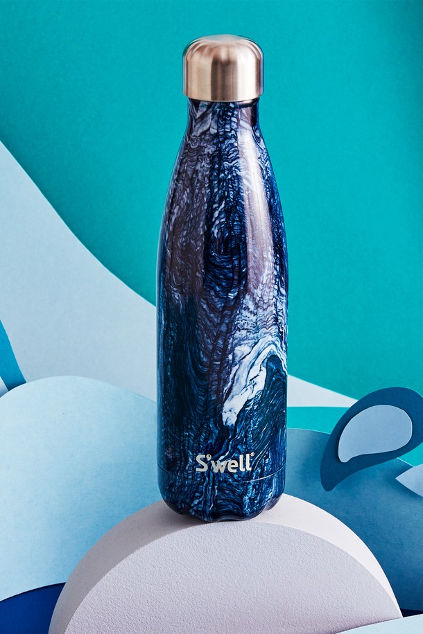 [스웰] 프리미엄 보틀 500ml는 고급스러운 디자인과 뛰어난 기능성을 갖춘 보틀입니다. 네이비와 블루 컬러, 마블 무늬가 세련된 외관을 연출하며, 500ml 용량으로 휴대하기 좋습니다. 스테인리스 스틸 소재의 이중 구조와 진공 단열 기술로 보온 및 보냉 효과를 제공합니다. 누수 방지 기능으로 안심하고 사용할 수 있으며, 일상생활에서 편리함을 더해줍니다.
