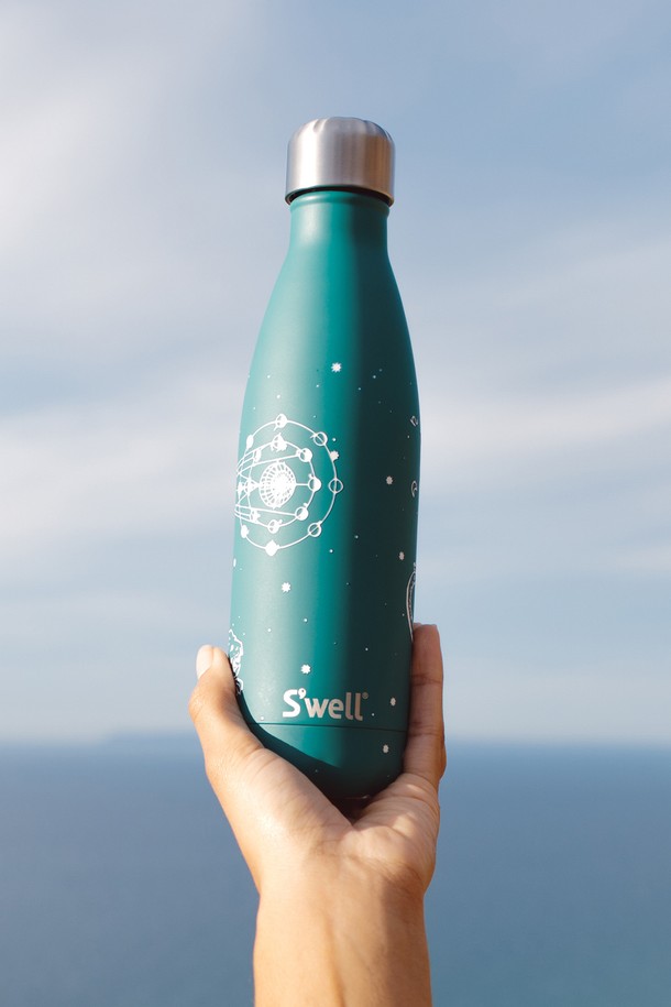 [스웰] 프리미엄 보틀 500ml는 일상, 여행, 피트니스 등 다양한 활동에 적합한 보틀입니다. 500ml 용량으로,  스테인리스 스틸, PP, 실리콘 소재를 사용하여 제작되었으며,  트리플 진공 단열 기술로 보온 및 보냉 기능을 제공합니다.  BPA/BPS FREE 식품 등급 소재로 안전하며, 슬림한 디자인과 곡선형 그립으로 편안한 사용감을 선사합니다.  Teakwood, Calacatta Gold, Pyrite, Rose Agate, Geode Rose Pink, White Marble, Azurite Marble, Ocean Marble, Pink Supernova, Rose Marble, Moonstone, Blue Crush, Green Foliage, Onyx, Celestial Green, Midnight Sky, Gold River, Charcoal Bloom, Forest Bloom, Porcelain Lacquer, Crystal Rose, Mystic Meadow, Hillside Lavender, Wild Cherry 등 23가지 다채로운 컬러 옵션으로 만나보세요.
