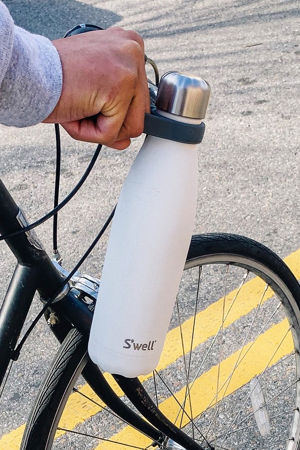 [스웰] 프리미엄 보틀 500ml는 스테인리스스틸 소재로 제작되어 뛰어난 내구성을 자랑하며, 보온 및 보냉 기능을 제공합니다. 500ml 용량으로 휴대성이 뛰어나며, 이중구조와 진공단열 디자인으로 음료의 온도를 오랫동안 유지해줍니다. 스크류캡 타입으로 내용물이 새는 것을 방지하며, 화이트 컬러로 깔끔하고 세련된 디자인을 선사합니다. 스웰 프리미엄 보틀은 일상 속에서 시원함과 따뜻함을 간편하게 즐길 수 있는 실용적인 아이템입니다.
