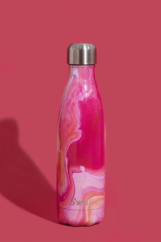 [스웰] 프리미엄 보틀 500ml는 일상생활에서 활용하기 좋은 텀블러/보틀입니다. 핑크, 화이트 마블 패턴으로 디자인되어 시각적인 아름다움을 더했습니다. 내부 진공 이중구조로 보온 및 보냉 기능이 뛰어나며, 누수 방지 기능으로 내용물이 새는 것을 방지합니다. 500ml 용량에 휴대성이 뛰어나 언제 어디서든 편리하게 사용할 수 있습니다. 스테인리스스틸 소재로 제작되어 내구성이 뛰어나 오랫동안 사용할 수 있습니다.
