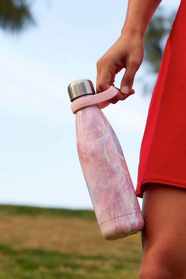 [스웰] 프리미엄 보틀 500ml는 음료 보관 및 일상생활에 적합한 보틀입니다. 스테인리스 스틸 소재로 제작되어 뛰어난 내구성을 자랑하며, 핑크, 화이트, 그레이의 세 가지 색상과 마블 무늬 디자인 옵션을 제공합니다. 500ml 용량으로 넉넉하게 음료를 담을 수 있으며, 이중벽 구조와 내부 돌출 축 설계를 통해 보온 및 보냉 기능을 효과적으로 제공합니다. 온도 유지력이 뛰어나 음료의 신선함을 오래도록 유지시켜줍니다.
