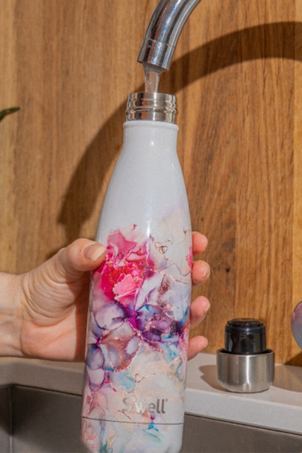 [스웰] 프리미엄 보틀 500ml는 스테인리스 스틸 소재로 제작되어 보온 및 보냉 기능을 갖춘 텀블러입니다. 500ml 용량으로, 마블 및 추상 패턴의 디자인을 선택할 수 있으며, 화이트, 핑크, 블루 3가지 색상으로 제공됩니다. 진공 이중 구조로 제작되어 온도 유지력을 높였으며, 누수 방지 설계로 안심하고 사용할 수 있습니다. [스웰] 프리미엄 보틀은 깔끔하고 세련된 디자인으로 언제 어디서든 스타일리시하게 사용할 수 있습니다.
