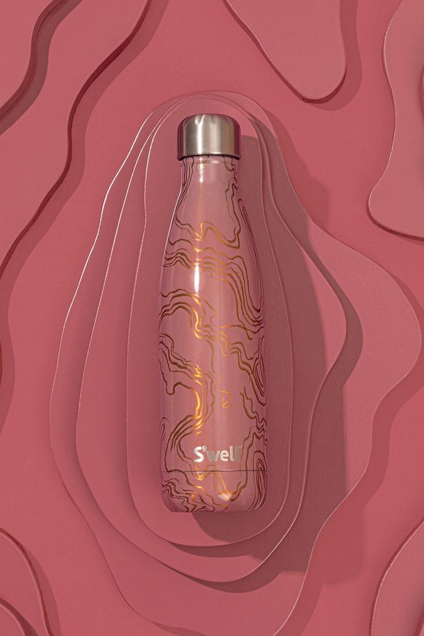 [스웰] 프리미엄 보틀 500ml는 500ml 용량의 스테인리스스틸 재질 보틀입니다. 브라운 컬러에 프린트 무늬로 디자인되었으며, 이중구조와 진공단열로 보온 및 보냉 기능을 제공합니다. 생활 방수가 가능하여 휴대하기 편리하며, 다양한 음료를 담아 안심하고 사용할 수 있습니다.
