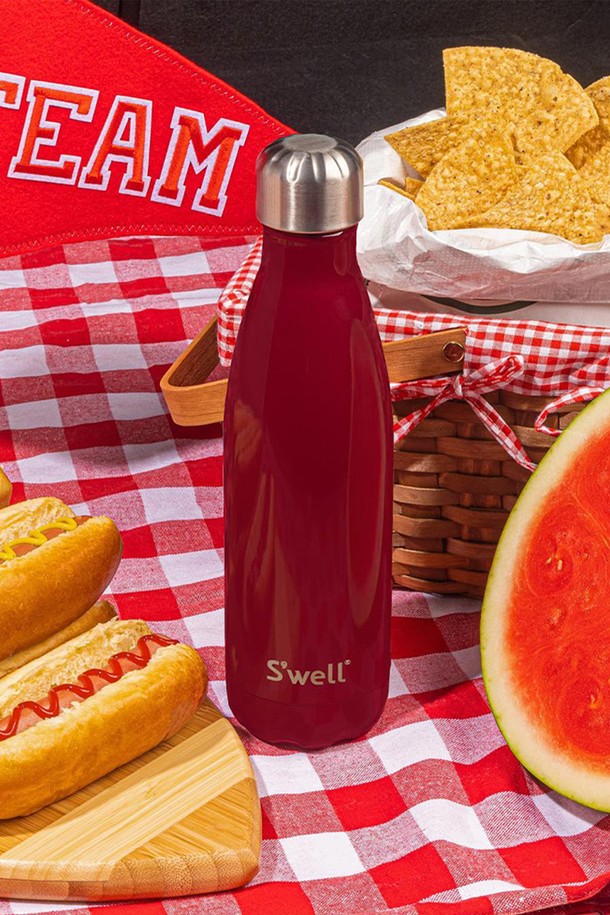 [스웰] 프리미엄 보틀 500ml는 와인레드 색상의 스테인리스 스틸 소재 텀블러/보틀입니다. 이중진공구조로 제작되어 보온 및 보냉 기능을 갖추어 일상생활에서 유용하게 사용할 수 있습니다. 500ml 용량으로, 누수 방지 기능까지 더해져 음료를 안전하게 휴대할 수 있습니다. 
