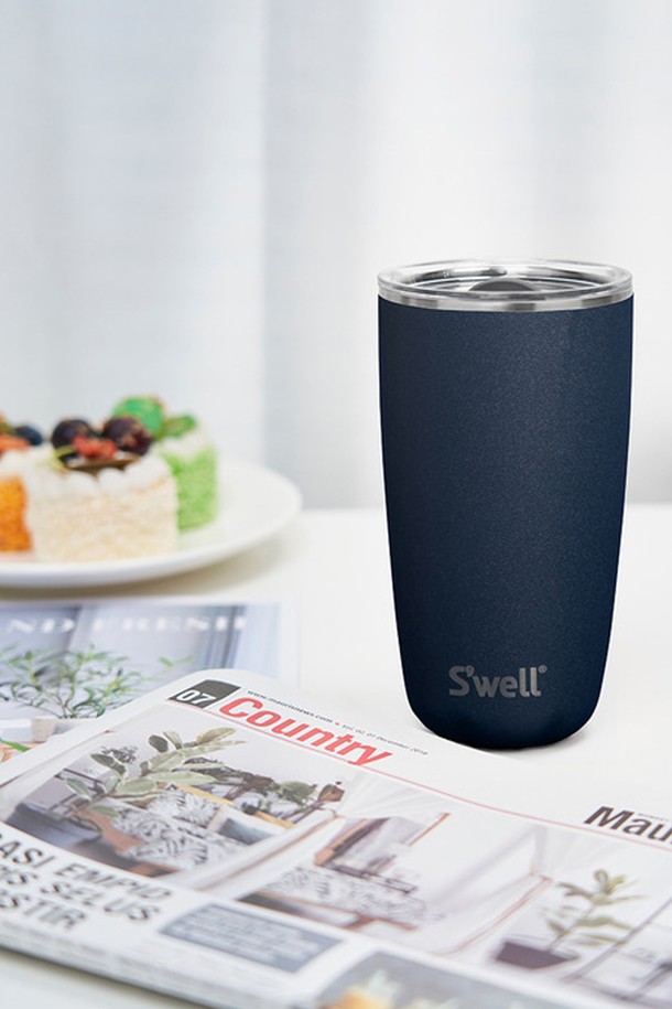 [스웰] 텀블러 530ml는 530ml 용량의 스테인리스 스틸 텀블러입니다. 네이비 색상으로, 이중 구조 설계로 보온 및 보냉 기능이 뛰어나며, 생활 방수가 가능하여 휴대하기 편리합니다. 스웰 텀블러는 야외 활동이나 일상생활에서 음료를 즐기기에 적합합니다. 세련된 디자인으로, 언제 어디서든 스타일리시하게 사용할 수 있습니다.
