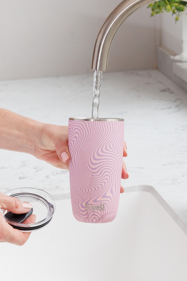 [스웰] 텀블러 530ml는 핑크 색상의 웨이브 무늬가 돋보이는 텀블러입니다. 스테인리스스틸 소재로 제작되어 보온, 보냉 기능을 제공하며 생활 방수가 가능합니다. 이중 구조로 제작되어 휴대성이 뛰어나며, 530ml 용량으로 넉넉하게 사용 가능합니다.
