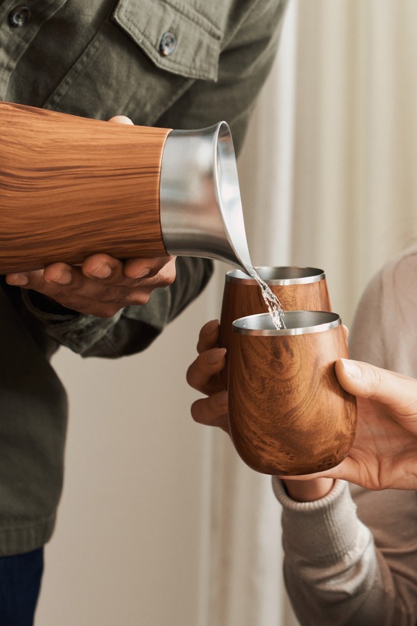 [스웰] 프리미엄 바웨어 카라페 1.5L는 와인, 과일 음료, 칵테일 등을 더욱 품격 있게 즐길 수 있도록 디자인되었습니다. 1.5L 용량으로 넉넉하게 담을 수 있으며, 티크우드, 칼라카타 골드, 블랙 마블의 세 가지 세련된 컬러 옵션으로 제공됩니다. 스테인리스 스틸 소재와 트리플 진공 단열 기술로 보온 및 보냉 기능을 갖추었으며, 누수 방지 및 결로 방지 기능으로 실용성을 높였습니다. 넓은 주구와 슬림 넥 디자인은 사용 편의성을 더하고, 인체공학적 그립감으로 안정적인 사용을 돕습니다. BPA/BPS 프리 식품 등급 소재를 사용하여 안심하고 사용할 수 있습니다.
