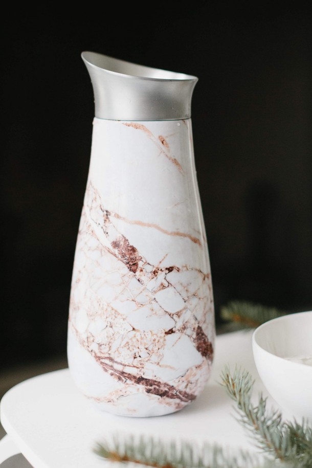 [스웰] 프리미엄 바웨어 카라페 1.5L는 모던하고 심플한 디자인의 스테인리스스틸 소재 카라페입니다. 실버와 화이트 두 가지 색상으로 출시되어 주방 분위기에 맞춰 선택 가능합니다. 1.5L 용량으로 넉넉하게 음료를 담을 수 있으며, 보온 및 보냉 기능을 갖춰 음료의 맛과 온도를 오랫동안 유지해 줍니다. 스웰만의 프리미엄 바웨어 주방용품으로, 무지 디자인과 뛰어난 내구성, 실용성을 자랑합니다.
