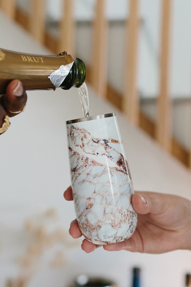 [스웰] 프리미엄 바웨어 샴페인플루트 165ml는 고급스러운 음료 문화를 위한 필수 아이템입니다. 스테인리스 스틸 소재로 제작되어 내구성이 뛰어나며, 화이트와 골드 색상에 대리석(마블) 패턴이 더해져 세련된 디자인을 자랑합니다. 이중벽 구조로 보온 및 보냉 기능을 갖춰 샴페인의 섬세한 맛과 향을 오랫동안 유지시켜 줍니다. 165ml 용량으로 샴페인, 스파클링 와인 등을 즐기기에 적합하며, 특별한 날의 품격을 더해줍니다.
