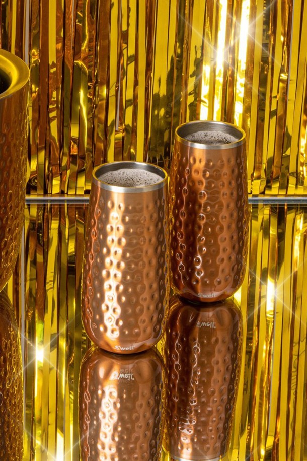 [스웰] 프리미엄 바웨어 샴페인플루트는 고급스러운 로즈골드 색상의 스테인리스스틸 소재로 제작된 샴페인플루트입니다. 165ml 용량으로, 프리미엄 바웨어 디자인을 자랑하며, 해머링 패턴의 독특한 무늬가 돋보입니다. 이중 구조로 제작되어 보온과 보냉 기능을 갖춰 샴페인의 맛과 향을 오랫동안 즐길 수 있습니다. 고급스러운 디자인은 특별한 날을 더욱 특별하게 만들어 줄 것입니다.
