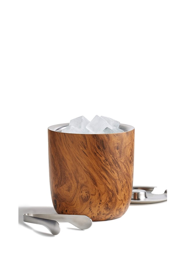 [스웰] 프리미엄 와인 바웨어 아이스버킷 2L 티크우드는 와인, 샴페인, 칵테일 등을 시원하게 즐길 수 있도록 돕는 아이스버킷입니다. 3중 진공 단열 구조로 뛰어난 보냉 기능을 제공하며, 2L 용량으로 넉넉하게 사용할 수 있습니다. 쿨링스틱, 뚜껑, 아이스통으로 구성되어 있으며, 넓은 입구와 미끄럼 방지 디자인으로 편리함을 더했습니다. 티크우드, 칼라카타 골드, 블랙 마블 3가지 색상으로 제공되며, 스테인리스스틸 소재로 제작되어 견고하고 고급스러운 외관을 자랑합니다. BPA/BPS Free 제품으로 안심하고 사용할 수 있습니다.
