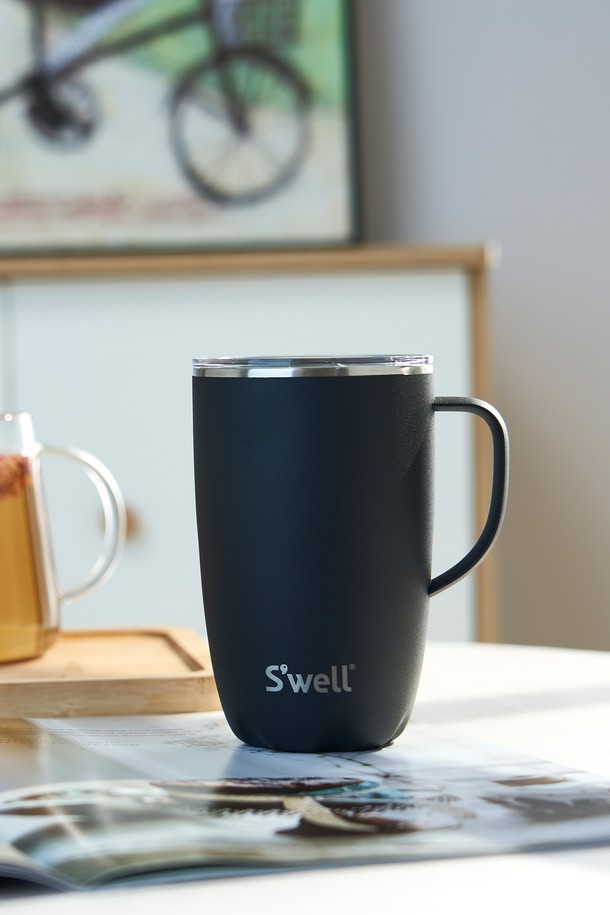 [스웰] 프리미엄 머그컵 470ml는 스테인리스 스틸과 실리콘 소재로 제작되어 뛰어난 보온·보냉 기능을 제공합니다. 최대 3시간 보온, 10시간 보냉이 가능하며, 넓은 손잡이와 넓은 입구, 슬라이드 오픈 뚜껑 디자인으로 편리성을 높였습니다. 다양한 음료, 커피, 차를 담을 수 있으며, 미끄럼 방지 기능으로 안전하게 사용할 수 있습니다. 티크우드, 핑크 토파즈, 네온 옐로우, 아주라이트, 오닉스의 세련된 5가지 컬러로 출시되었습니다. 비스페놀에이 및 비스페놀에스 무첨가, 결로 방지, 인체공학적 손잡이, 삼중 진공 단열 설계로 더욱 안심하고 사용할 수 있습니다. 또한, 비 코퍼레이션 및 유니세프 파트너십 인증을 받아 가치 소비를 지향하는 고객에게도 적합합니다.