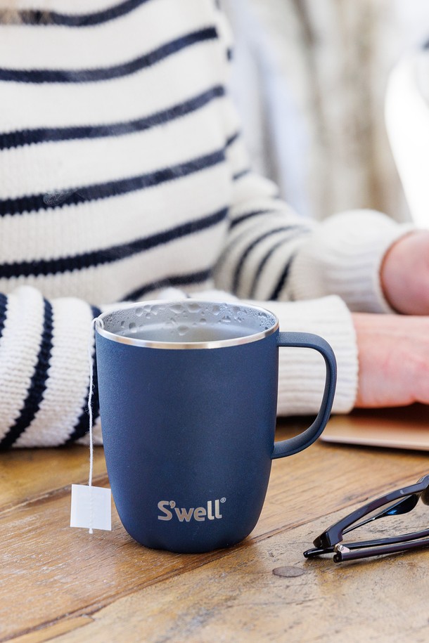 [스웰] 프리미엄 머그컵 350ml는 Teakwood, Pink Topaz, Moonstone, Azurite, Onyx, Pyrite 등 6가지 세련된 컬러로 제공됩니다. 3중 진공 단열 기술과 스테인리스 스틸 소재로 뛰어난 보온 및 보냉 기능을 제공하며, 결로 방지 및 미끄럼 방지 기능으로 안전성을 높였습니다. 식품 등급 소재를 사용하여 안심하고 사용할 수 있으며, BPA/BPS Free 제품으로 건강까지 생각했습니다. 곡선 디자인과 손잡이, 전용 뚜껑으로 편리함과 디자인을 모두 갖춘 머그컵입니다.
