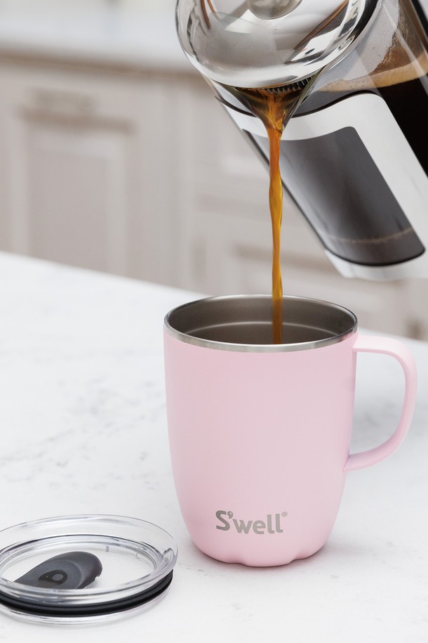 [스웰] 프리미엄 머그컵 350ml는 3중 진공 단열 구조로 제작되어 보온 및 보냉 기능을 제공합니다. 인체공학적 손잡이와 슬라이드 뚜껑 디자인으로 사용 편의성을 높였으며, 350ml 용량으로 실용적입니다. 핑크 토파즈, 티크우드, 문스톤, 아주라이트, 오닉스, 파이라이트 등 다양한 컬러 옵션으로 만나보세요. BPA/BPS Free 트라이탄 소재와 스테인리스 스틸을 사용하여 안전하며, 결로 방지 및 미끄럼 방지 기능으로 더욱 편리하게 사용할 수 있습니다.
