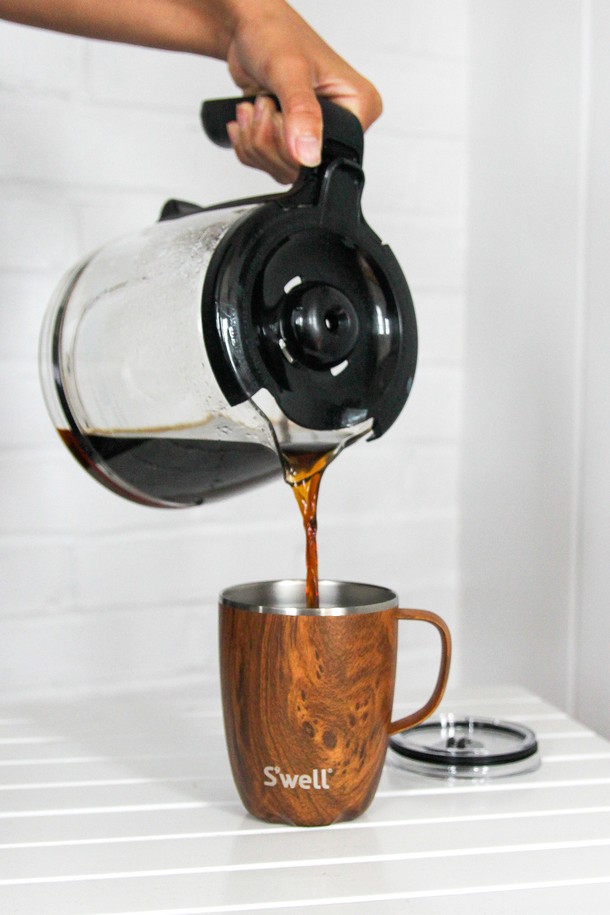 [스웰] 프리미엄 머그컵 350ml는 우드 패턴의 브라운 컬러를 가진 머그컵입니다. 350ml 용량의 이 머그컵은 스테인리스 스틸 소재로 제작되어 보온 및 보냉 기능을 제공합니다. 이중 구조로 제작되어 뛰어난 보온/보냉 효과를 자랑하며, 손잡이가 있어 편리하게 사용할 수 있습니다. 스웰 프리미엄 머그컵은 고급스러운 디자인과 실용성을 모두 갖춘 제품입니다.
