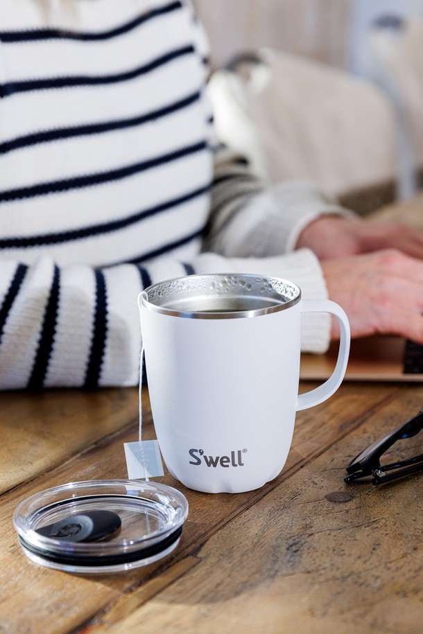 세련된 디자인과 뛰어난 보온/보냉 기능을 갖춘 [스웰] 프리미엄 머그컵 350ml입니다. Teakwood, Pink Topaz, Moonstone, Azurite, Onyx, Pyrite 등 6가지 다채로운 컬러로 출시되어 취향에 맞게 선택할 수 있습니다. 3중 진공 단열 구조로 제작되어 보냉 최대 10시간, 보온 최대 3시간까지 유지가 가능하며, 결로 방지 기능으로 쾌적하게 사용할 수 있습니다. 스테인리스 스틸, 실리콘, PCT, PP 등 안전한 소재와 인체공학적 손잡이, 슬라이드 오픈 뚜껑, 미끄럼 방지 기능으로 편리성을 높였습니다. BPA Free, BPS Free, 식기세척기 사용이 가능하여 위생적이고 간편하게 관리할 수 있습니다.

