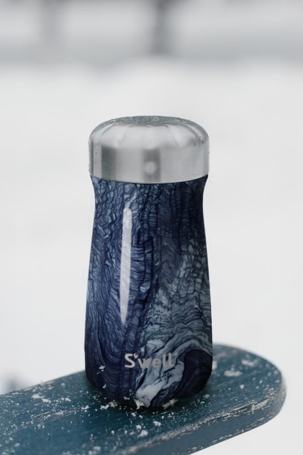 [스웰] 프리미엄 트래블러 350ml는 여행과 일상에서 유용한 텀블러입니다. 350ml 용량의 네이비 컬러 스테인리스 스틸 소재로 제작되었으며, 이중 구조로 보온 및 보냉 기능을 제공합니다. 패턴 무늬가 돋보이는 디자인으로, 휴대성이 뛰어나 어디든 간편하게 사용할 수 있습니다. 프리미엄 트래블러는 당신의 음료를 오랫동안 최적의 온도로 유지해 줄 것입니다.
