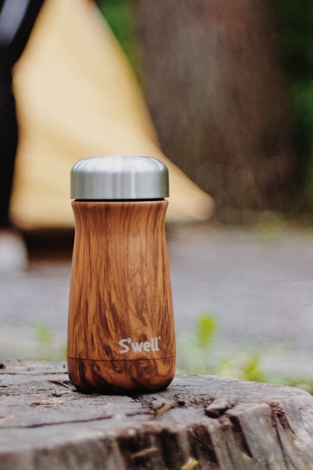 **[스웰] 프리미엄 트래블러 350ml**는 여행과 일상에서 음료를 즐기기에 완벽한 텀블러입니다. Teakwood, Geode Rose, Azurite Marble, Onyx 등 세련된 컬러로 제공되며, 스테인리스 스틸과 실리콘 소재로 제작되어 내구성이 뛰어납니다. 트리플 진공 단열 기술로 보온 및 보냉 기능을 제공하며, 이중벽 구조와 결로 방지 기능으로 쾌적하게 사용할 수 있습니다. 넓은 입구와 곡선 디자인은 사용 편의성과 심미성을 모두 갖추었으며, 미끄럼 방지 기능과 누수 방지 기능으로 안전하게 휴대할 수 있습니다. BPA/BPS Free, 식품용 등급 소재를 사용하여 안심하고 사용할 수 있으며, 손잡이를 부착하여 편의성을 높일 수도 있습니다.
