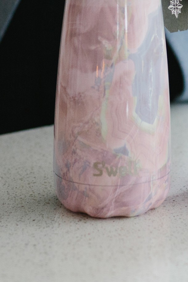 [스웰] 프리미엄 트래블러 350ml는 일상과 여행에서 모두 활용하기 좋은 텀블러입니다. 화이트, 핑크 컬러의 대리석/마블 무늬 디자인이 돋보이며, 스테인리스 스틸 소재로 제작되어 내구성이 뛰어납니다. 진공 이중구조로 보온/보냉 기능을 갖췄으며, 350ml 용량으로 휴대성이 좋습니다. 프리미엄 트래블러와 함께 언제 어디서든 음료를 즐겨보세요.
