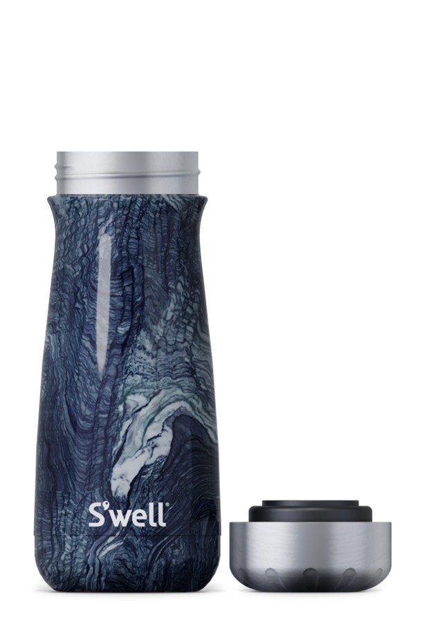 [스웰] 프리미엄 트래블러 470ml 텀블러는 여행, 일상, 아웃도어 활동에 적합한 제품입니다. 네이비와 블루 두 가지 색상으로 출시되었으며, 고급스러운 대리석 무늬가 돋보입니다. 470ml 용량의 스테인리스 스틸 소재로 제작되어 보온 및 보냉 기능을 제공하며, 이중 구조와 진공 단열 기술로 프리미엄 보온/보냉 효과를 누릴 수 있습니다. 뛰어난 휴대성을 자랑하여 언제 어디서든 편리하게 사용할 수 있습니다.
