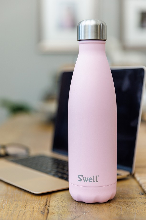 [스웰] 프리미엄 보틀 500ml는 핑크 색상의 500ml 용량 스테인리스 스틸 보틀입니다. 이중구조와 진공단열 기능으로 보온 및 보냉 효과가 뛰어나며, 생활 방수가 가능하여 일상생활에서 편리하게 사용할 수 있습니다. [스웰] 프리미엄 보틀은 세련된 디자인으로 제작되어 언제 어디서든 스타일리시하게 사용할 수 있습니다. 음료의 온도 유지를 돕고, 간편하게 휴대할 수 있어 실용적입니다.
