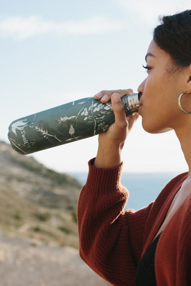 [스웰] 프리미엄 보틀 500ml는 플라워, 보타니컬 패턴의 디자인으로, 그린과 그레이 두 가지 색상으로 제공됩니다. 스테인리스스틸 소재로 제작되어 보온, 보냉 기능과 생활 방수가 가능하며, 500ml 용량으로 휴대하기 좋습니다. 진공 이중구조 설계로 뛰어난 보온/보냉 효과를 제공하며, 누수 방지 기능으로 내용물이 새는 것을 막아줍니다. 섬세한 프린트 디자인이 돋보이는 [스웰] 프리미엄 보틀은 일상생활에서 스타일리시하게 사용할 수 있는 아이템입니다.
