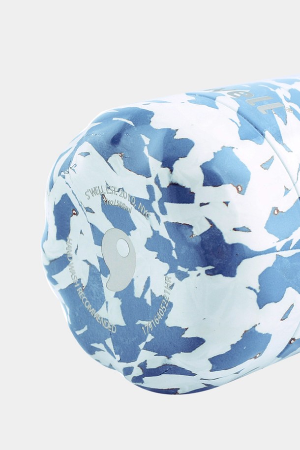 [스웰] 프리미엄 보틀 500ml는 화이트, 블루 색상의 플라워 패턴 디자인이 돋보이는 스테인리스스틸 소재의 텀블러/보틀입니다. 500ml 용량으로 제작되었으며, 이중 구조로 제작되어 보온 및 보냉 기능을 제공합니다. 휴대성이 뛰어나며, 누수 방지 기능으로 내용물이 새는 것을 방지합니다. 일상생활 속에서 시원함과 따뜻함을 오랫동안 유지하며 사용할 수 있는 실용적인 아이템입니다.
