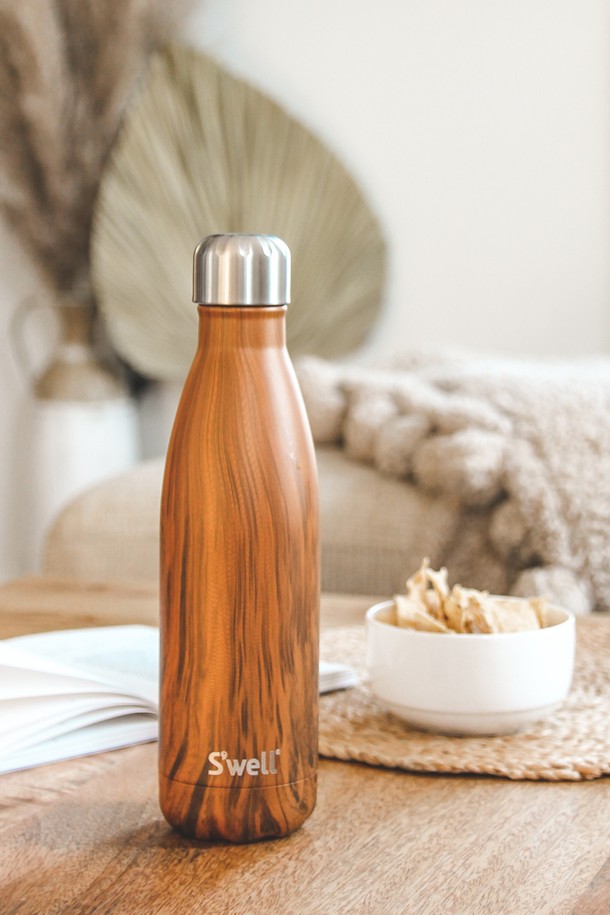 [스웰] 프리미엄 보틀 500ml는 일상생활에서 활용하기 좋은 텀블러/보틀입니다. 500ml 용량에 스테인리스스틸 소재로 제작되어 보온, 보냉 기능을 제공하며 생활 방수가 가능합니다. 우드 패턴 디자인은 고급스러운 느낌을 더하며, 진공 이중 구조로 뛰어난 보온/보냉 효과를 자랑합니다. 휴대성이 뛰어나 언제 어디서든 편리하게 사용할 수 있는 프리미엄 보틀입니다. 브라운 컬러로 세련된 분위기를 연출합니다.
