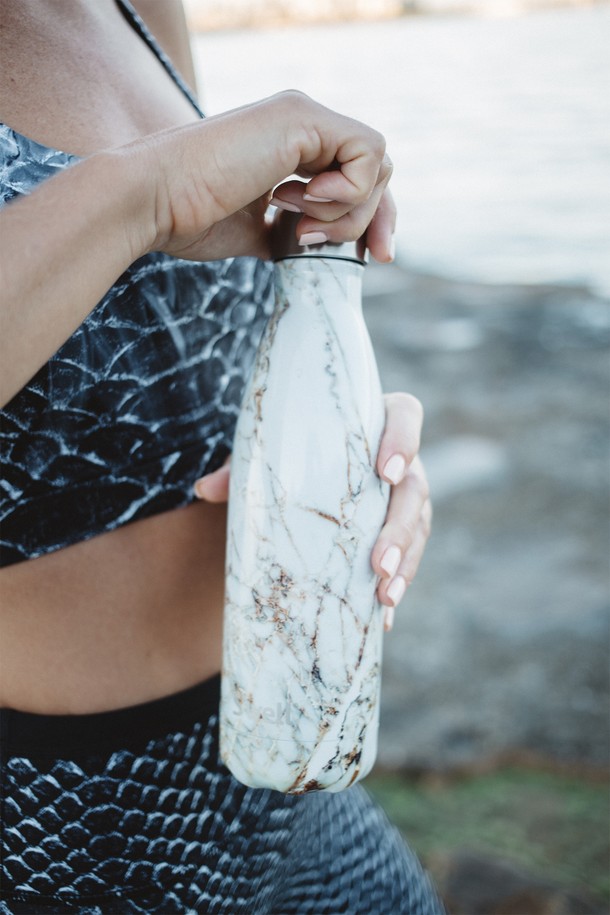 [스웰] 프리미엄 보틀 500ml는 일상과 여행에서 유용하게 사용할 수 있는 텀블러/보틀입니다. 스테인리스 스틸과 실리콘 소재로 제작되었으며, 트리플 진공 단열 기술로 보온 및 보냉 기능을 제공합니다. 결로 및 누수를 방지하고, 인체공학적인 그립감과 슬림한 디자인으로 편안한 사용성을 자랑합니다. Calacatta Gold, White Marble, Rose Marble, Ocean Marble, Onyx, Teakwood 등 대리석 패턴의 다양한 컬러 옵션을 제공하며, 식품 등급 소재를 사용하여 BPA/BPS FREE로 안심하고 사용할 수 있습니다.
