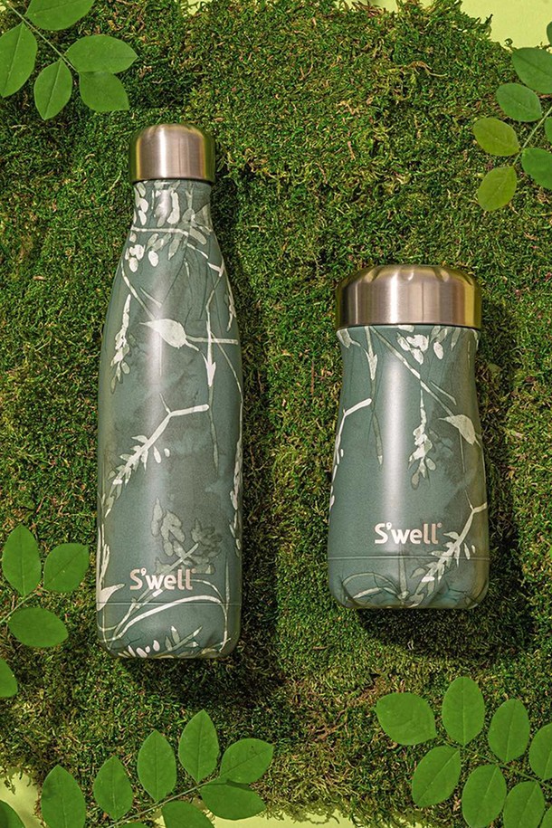 [스웰] 프리미엄 보틀 500ml는 500ml 용량의 휴대용 보틀입니다. 스테인리스 스틸 소재로 제작되어 보온 및 보냉 기능을 제공하며, 이중 구조와 진공 단열 기술로 뛰어난 보온/보냉 효과를 자랑합니다. 싱그러운 플라워 패턴의 그린 색상 디자인으로, 세련된 스타일을 연출합니다. 언제 어디서든 간편하게 사용할 수 있도록 디자인된 [스웰] 프리미엄 보틀은 당신의 일상에 특별함을 더해줍니다.

