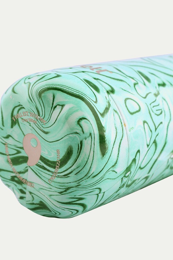 [스웰] 프리미엄 보틀 500ml는 일상생활에서 사용할 수 있는 텀블러/보틀입니다. 민트 및 실버 색상으로 제공되며, 스테인리스 스틸 소재로 제작되었습니다. 이중 구조와 진공 단열 기술을 통해 보온 및 보냉 기능을 제공합니다. 500ml 용량으로 휴대하기 편리하며, 마블 패턴 디자인이 특징입니다.
