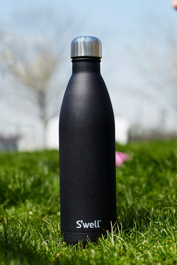 [스웰] 프리미엄 보틀 500ml는 심플하고 모던한 디자인의 스테인리스스틸 보틀입니다. 500ml 용량으로 넉넉하게 음료를 보관할 수 있으며, 진공 이중 구조로 보온 및 보냉 기능을 제공합니다. 누수 방지 기능과 휴대성을 갖춰 일상생활, 아웃도어 활동 등 다양한 상황에서 유용하게 사용할 수 있습니다. 블랙 색상으로 어떤 스타일에도 잘 어울립니다. 스웰 프리미엄 보틀로 언제 어디서든 시원하고 따뜻한 음료를 즐겨보세요.
