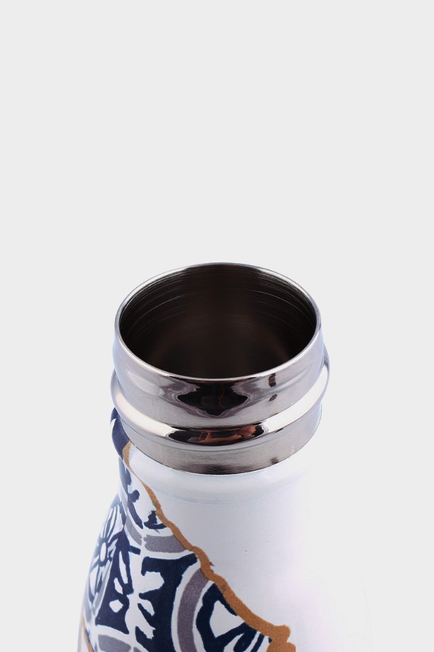 [스웰] 프리미엄 보틀 500ml는 일상생활과 여행에 적합한 텀블러입니다. 스테인리스스틸, 실리콘, PP 소재로 제작되었으며, White Marble, Calacatta Gold, Rose Marble, Blue Crush, Onyx 등 5가지 세련된 컬러를 제공합니다. 트리플 진공 단열 기술로 최대 24-48시간 보냉, 12-24시간 보온이 가능하며, 결로를 방지합니다. BPA/BPS free 및 누수 방지 기능으로 안전하게 사용할 수 있으며, 슬림한 디자인과 인체공학적 그립감으로 휴대성이 뛰어납니다. 스포츠 캡, 커뮤터 리드, 플립 캡 등 다양한 액세서리를 추가하여 사용성을 높일 수 있습니다.
