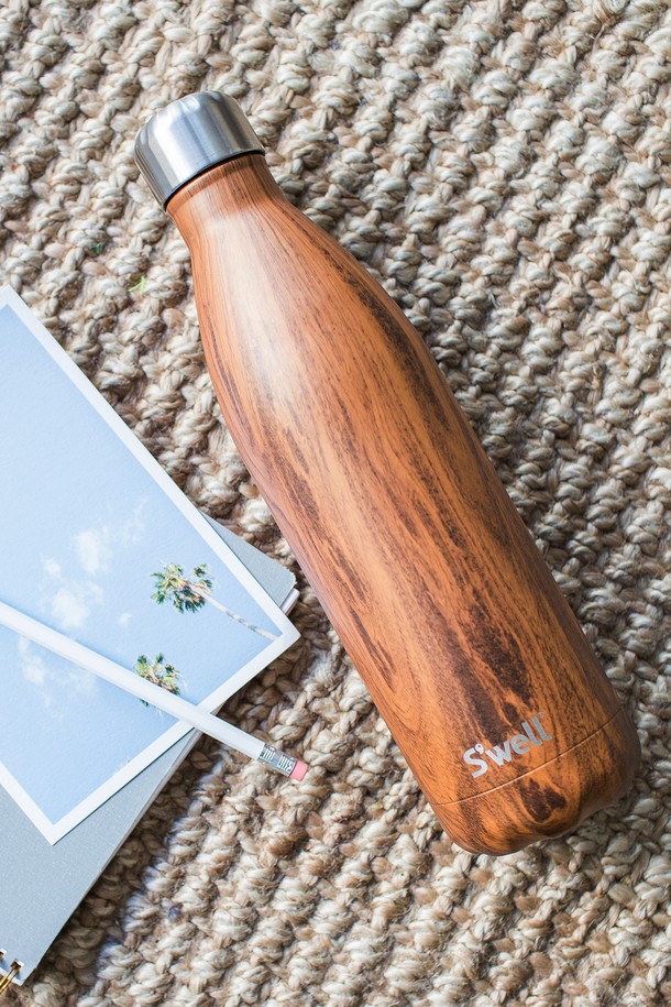 [스웰] 프리미엄 보틀 750ml는 우드와 대리석 패턴의 세련된 디자인으로 일상 속에서 스타일리시함을 더해줍니다. 스테인리스 스틸과 실리콘 소재로 제작되어 보온, 보냉 기능을 제공하며, 결로 방지 기능으로 쾌적한 사용감을 선사합니다. 트리플 진공 단열, 구리 코팅, BPA/BPS-free를 통해 안전성을 높였으며, 슬림 실루엣과 논슬립 외부, 넓은 입구, 컵홀더 호환 기능으로 편의성까지 갖췄습니다. Onyx, Teakwood, Rose Agate, Calacatta Gold 등 다양한 컬러 옵션을 제공합니다.
